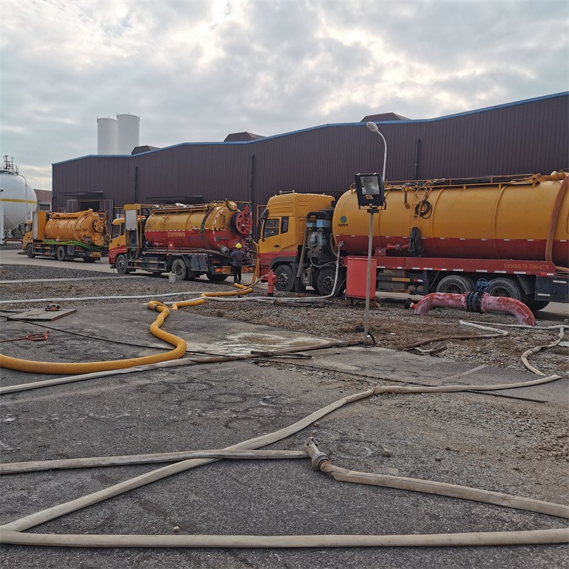 王场镇污水池清理