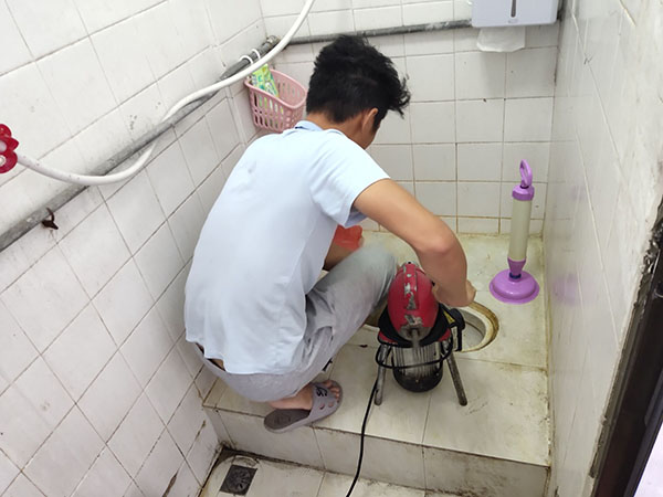 王场镇管道堵塞冒臭气 专业师傅现场解决问题