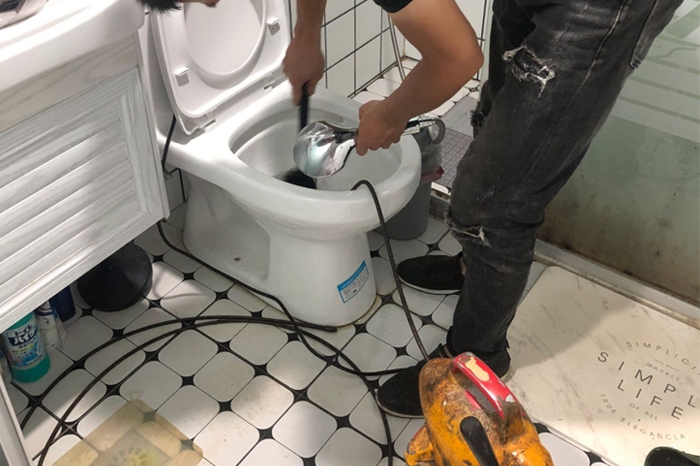 王场镇马桶堵塞自己疏通还是找师傅?专业上门服务让你省时更省心