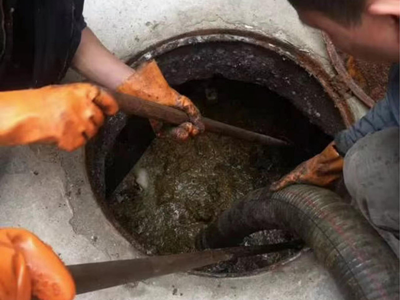 王场镇清理化粪池时如何避免沼气的危害?